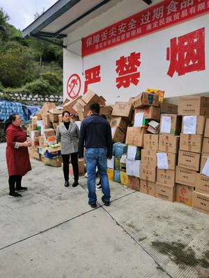 甘孜州康定市集中銷(xiāo)毀5噸過(guò)期食品